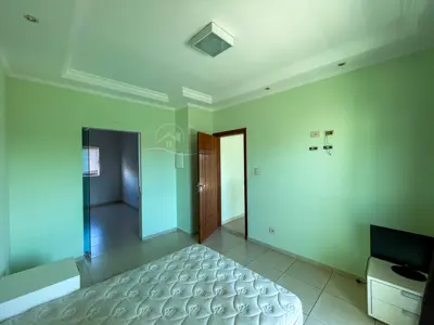 Casa - Sobrado com 5 quartos (sendo 3 suite(s)) a 1,50 metros praia.