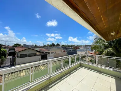 Casa - Sobrado com 5 quartos (sendo 3 suite(s)) a 1,50 metros praia.