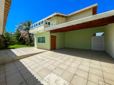 Casa - Sobrado com 5 quartos (sendo 3 suite(s)) a 1,50 metros praia.