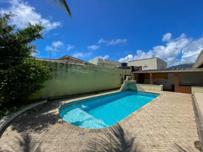 Casa - Sobrado com 5 quartos (sendo 3 suite(s)) a 1,50 metros praia.