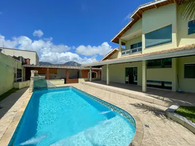 Casa - Sobrado com 5 quartos (sendo 3 suite(s)) a 1,50 metros praia.