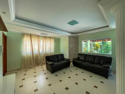 Casa - Sobrado com 5 quartos (sendo 3 suite(s)) a 1,50 metros praia.