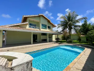 Casa - Sobrado com 5 quartos (sendo 3 suite(s)) a 1,50 metros praia.