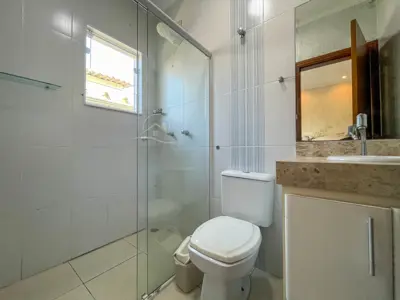 Casa - Sobrado com 5 quartos (sendo 3 suite(s)) a 1,50 metros praia.