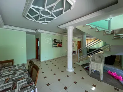 Casa - Sobrado com 5 quartos (sendo 3 suite(s)) a 1,50 metros praia.
