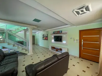 Casa - Sobrado com 5 quartos (sendo 3 suite(s)) a 1,50 metros praia.