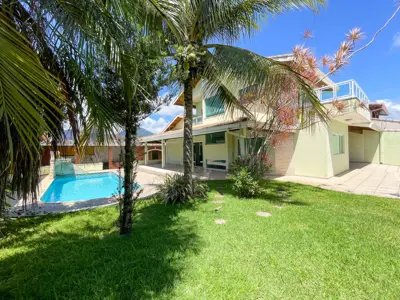 Casa - Sobrado com 5 quartos (sendo 3 suite(s)) a 1,50 metros praia.