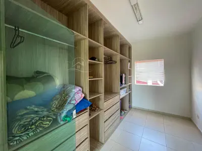 Casa - Sobrado com 5 quartos (sendo 3 suite(s)) a 1,50 metros praia.