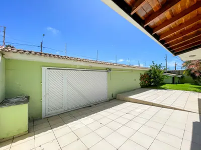 Casa - Sobrado com 5 quartos (sendo 3 suite(s)) a 1,50 metros praia.