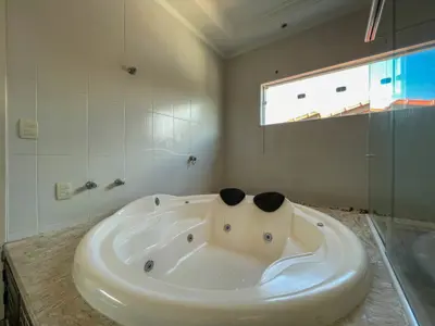 Casa - Sobrado com 5 quartos (sendo 3 suite(s)) a 1,50 metros praia.