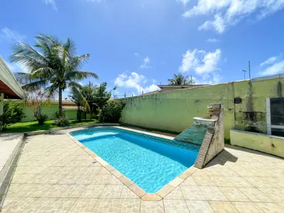Casa - Sobrado com 5 quartos (sendo 3 suite(s)) a 1,50 metros praia.