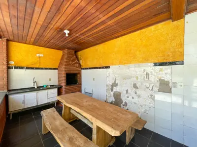 Casa - Sobrado com 5 quartos (sendo 3 suite(s)) a 1,50 metros praia.