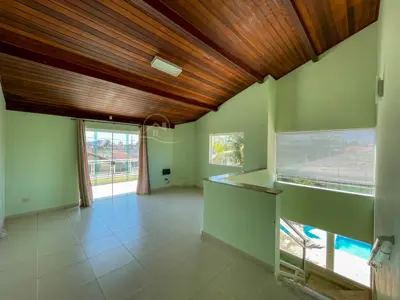 Casa - Sobrado com 5 quartos (sendo 3 suite(s)) a 1,50 metros praia.