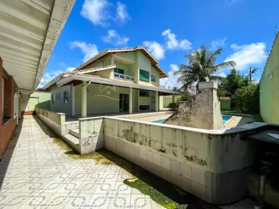 Casa - Sobrado com 5 quartos (sendo 3 suite(s)) a 1,50 metros praia.