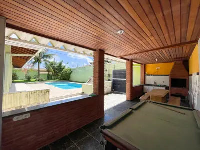Casa - Sobrado com 5 quartos (sendo 3 suite(s)) a 1,50 metros praia.