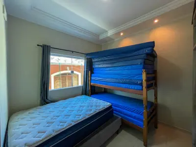 Casa - Sobrado com 5 quartos (sendo 3 suite(s)) a 1,50 metros praia.