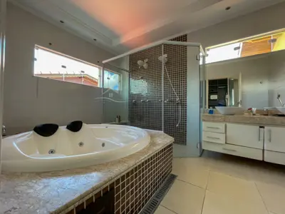 Casa - Sobrado com 5 quartos (sendo 3 suite(s)) a 1,50 metros praia.