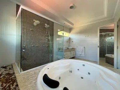 Casa - Sobrado com 5 quartos (sendo 3 suite(s)) a 1,50 metros praia.