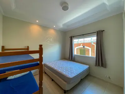 Casa - Sobrado com 5 quartos (sendo 3 suite(s)) a 1,50 metros praia.