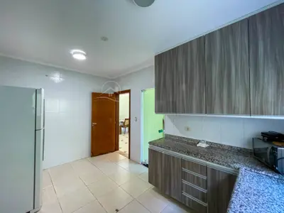 Casa - Sobrado com 5 quartos (sendo 3 suite(s)) a 1,50 metros praia.