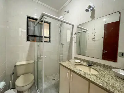 Apartamento - Térreo com 2 quartos (sendo 1 suite(s)) a 500,00 metros praia.