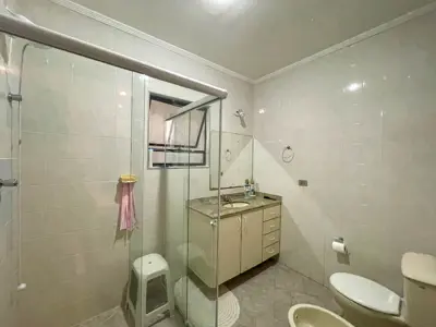 Apartamento - Térreo com 2 quartos (sendo 1 suite(s)) a 500,00 metros praia.