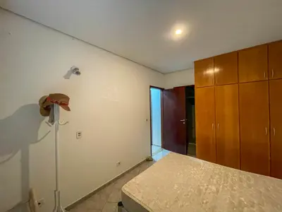 Apartamento - Térreo com 2 quartos (sendo 1 suite(s)) a 500,00 metros praia.