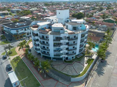 Apartamento - Térreo com 2 quartos (sendo 1 suite(s)) a 500,00 metros praia.