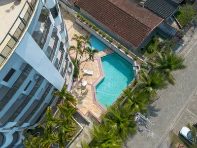 Apartamento - Térreo com 2 quartos (sendo 1 suite(s)) a 500,00 metros praia.