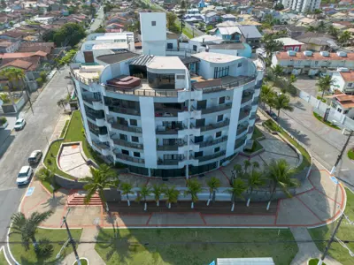 Apartamento - Térreo com 2 quartos (sendo 1 suite(s)) a 500,00 metros praia.
