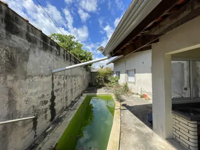Terreno - Esquina com  dormitórios  a 1,50 metros praia.