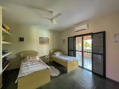 Casa - Sobrado com 5 dormitórios (sendo 5 suite(s)) a 800,00 metros praia.