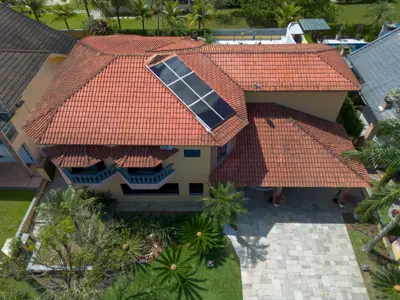Casa - Sobrado com 5 dormitórios (sendo 5 suite(s)) a 800,00 metros praia.