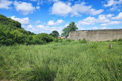Terreno - Amplo com  quartos  a 4,00 metros praia.