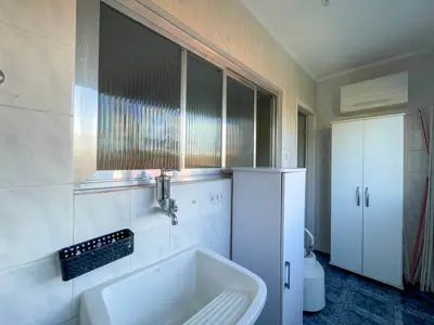Apartamento - Alto com 2 dormitórios (sendo 0 suite(s)) a 400,00 metros praia.