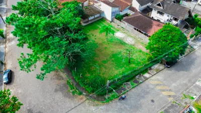 Terreno - Amplo com  quartos  a 700,00 metros praia.