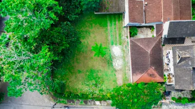 Terreno - Amplo com  quartos  a 700,00 metros praia.