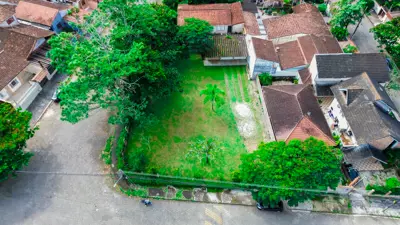 Terreno - Amplo com  quartos  a 700,00 metros praia.