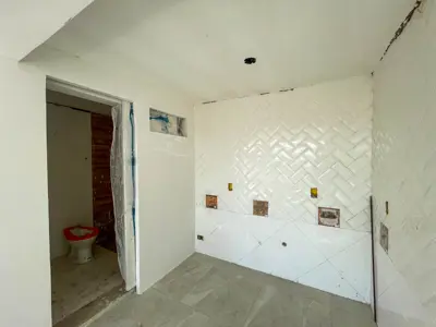 Apartamento - Alto com 2 dormitórios (sendo 1 suite(s)) a 0,00 metros praia.