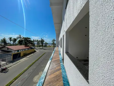 Apartamento - Alto com 2 dormitórios (sendo 1 suite(s)) a 0,00 metros praia.