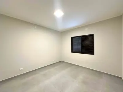 Casa - Térrea com 3 quartos (sendo 3 suite(s)) a 600,00 metros praia.