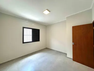 Casa - Térrea com 3 quartos (sendo 3 suite(s)) a 600,00 metros praia.