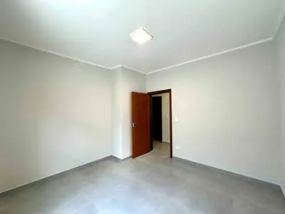 Casa - Térrea com 3 quartos (sendo 3 suite(s)) a 600,00 metros praia.