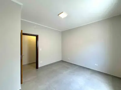 Casa - Térrea com 3 quartos (sendo 3 suite(s)) a 600,00 metros praia.