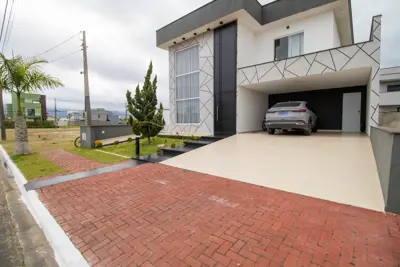 Casa - Sobrado com 3 dormitórios (sendo 3 suite(s)) a 1500,00 metros praia.