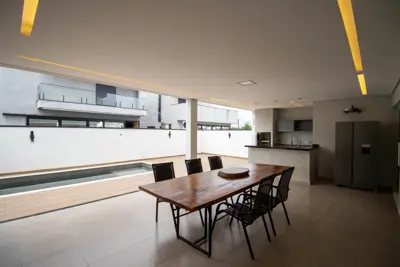 Casa - Sobrado com 3 dormitórios (sendo 3 suite(s)) a 1500,00 metros praia.