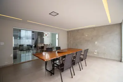 Casa - Sobrado com 3 dormitórios (sendo 3 suite(s)) a 1500,00 metros praia.