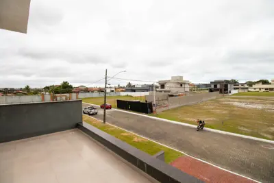 Casa - Sobrado com 3 dormitórios (sendo 3 suite(s)) a 1500,00 metros praia.