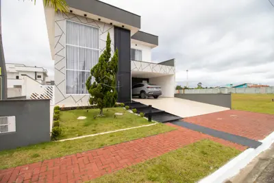 Casa - Sobrado com 3 dormitórios (sendo 3 suite(s)) a 1500,00 metros praia.