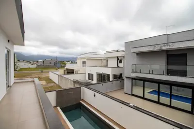 Casa - Sobrado com 3 dormitórios (sendo 3 suite(s)) a 1500,00 metros praia.